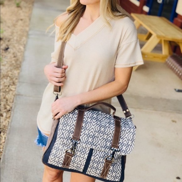 LAST ONE! X Design Messenger Bag - Picture 6 of 7